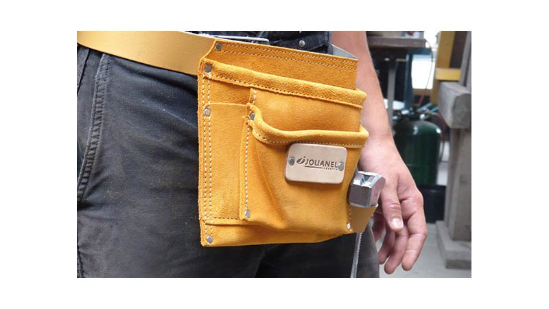 Poche à clous cuir avec ceinture, 2 poches et 3 porte-accessoires - action